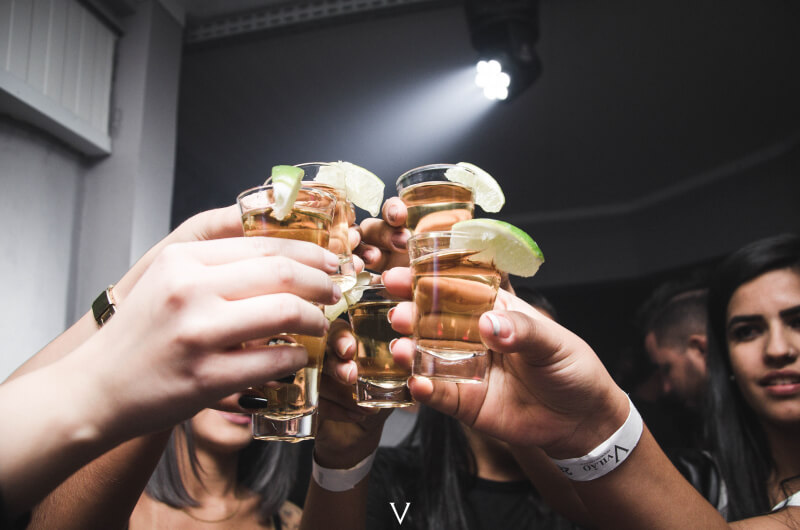La musique pour les pubs est jouée alors que les amis trinquent avec des shots